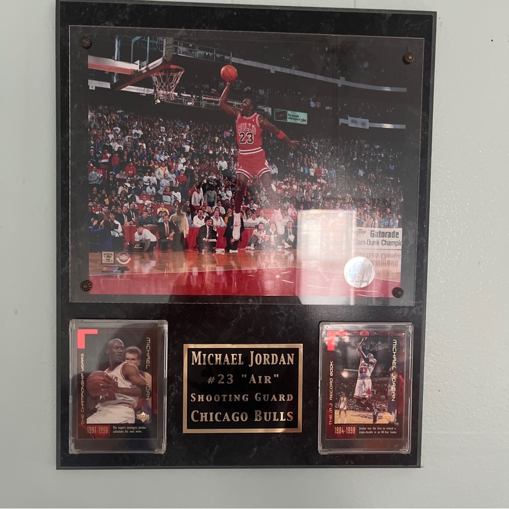 Micheal Jordan wall plaque with 2 cards as well (rare)